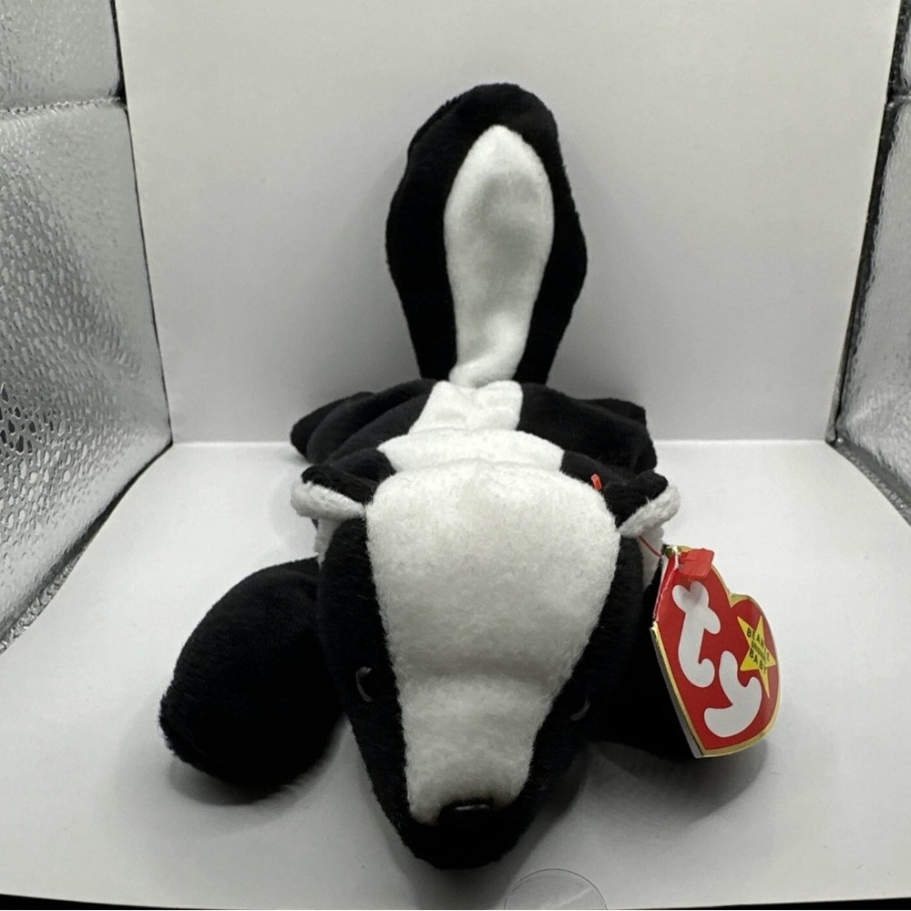 Stinky the Skunk Skunk Ty Beanie Baby NWT